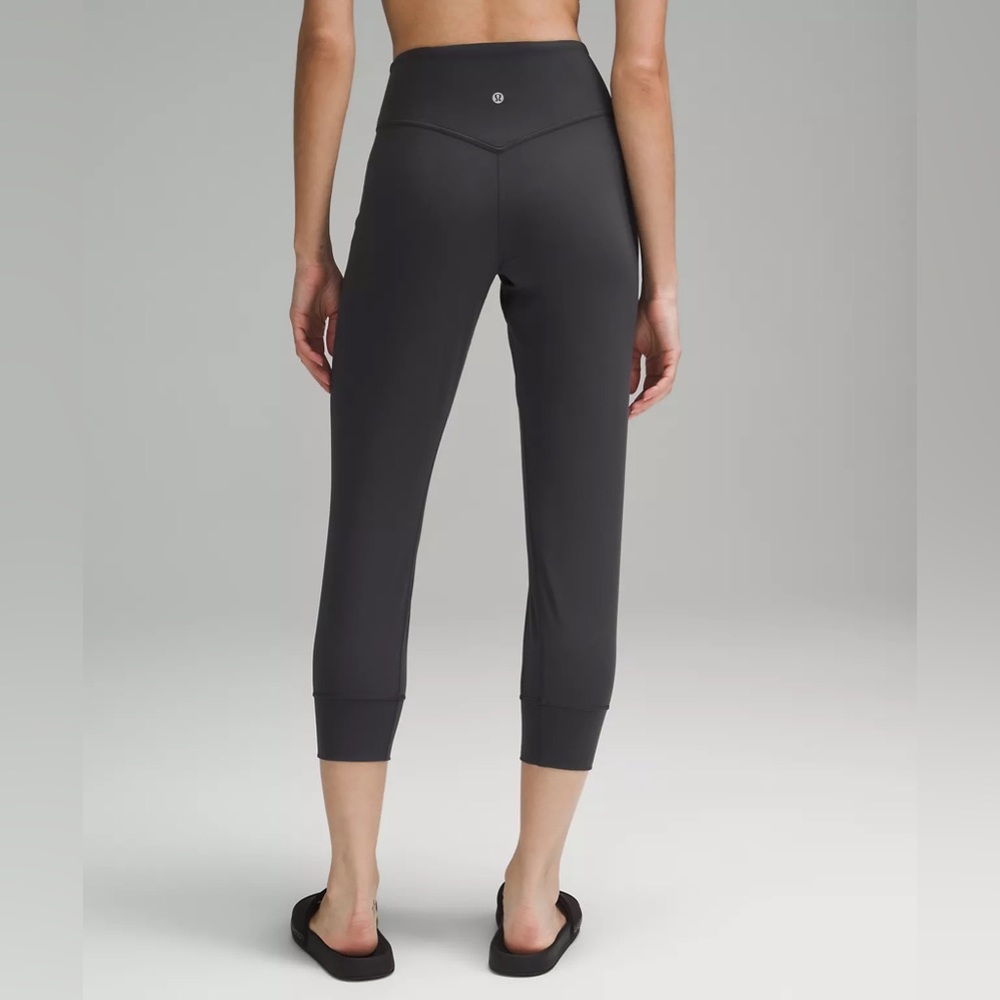 Lululemon grey cropped jogger